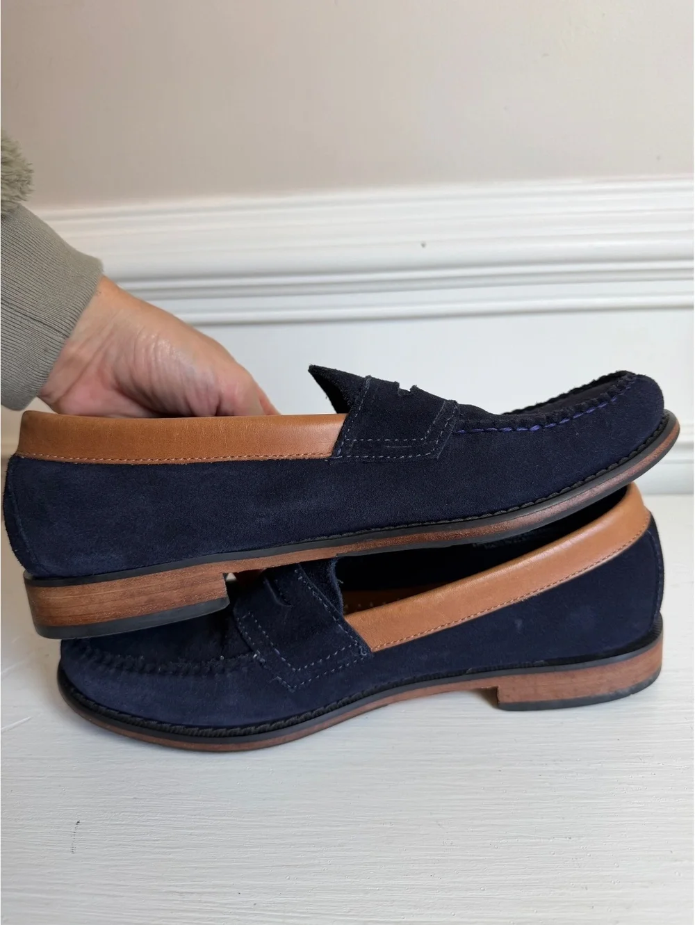 G.H. Bass Weejuns Suede Penny Loafers Navy Blue Tan Trim Men’s Size 8.5